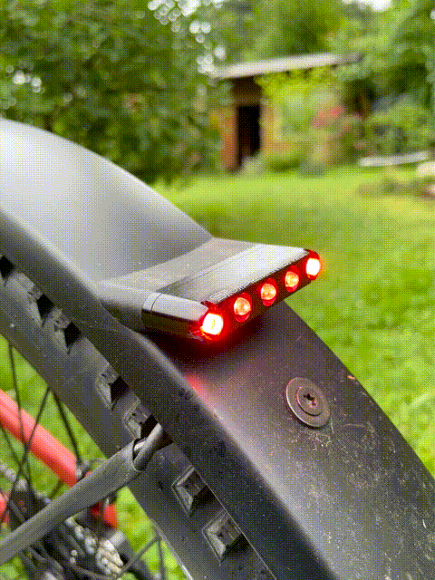 Svítí to jak cyp, vepředu i vzadu. Podobně jako u motorek, zadní červené světlo umí signalizovat i brždění.